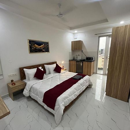 The Lodgers Studio Apartment Infront Of Artemis Hospital Gurugram غورغاون المظهر الخارجي الصورة