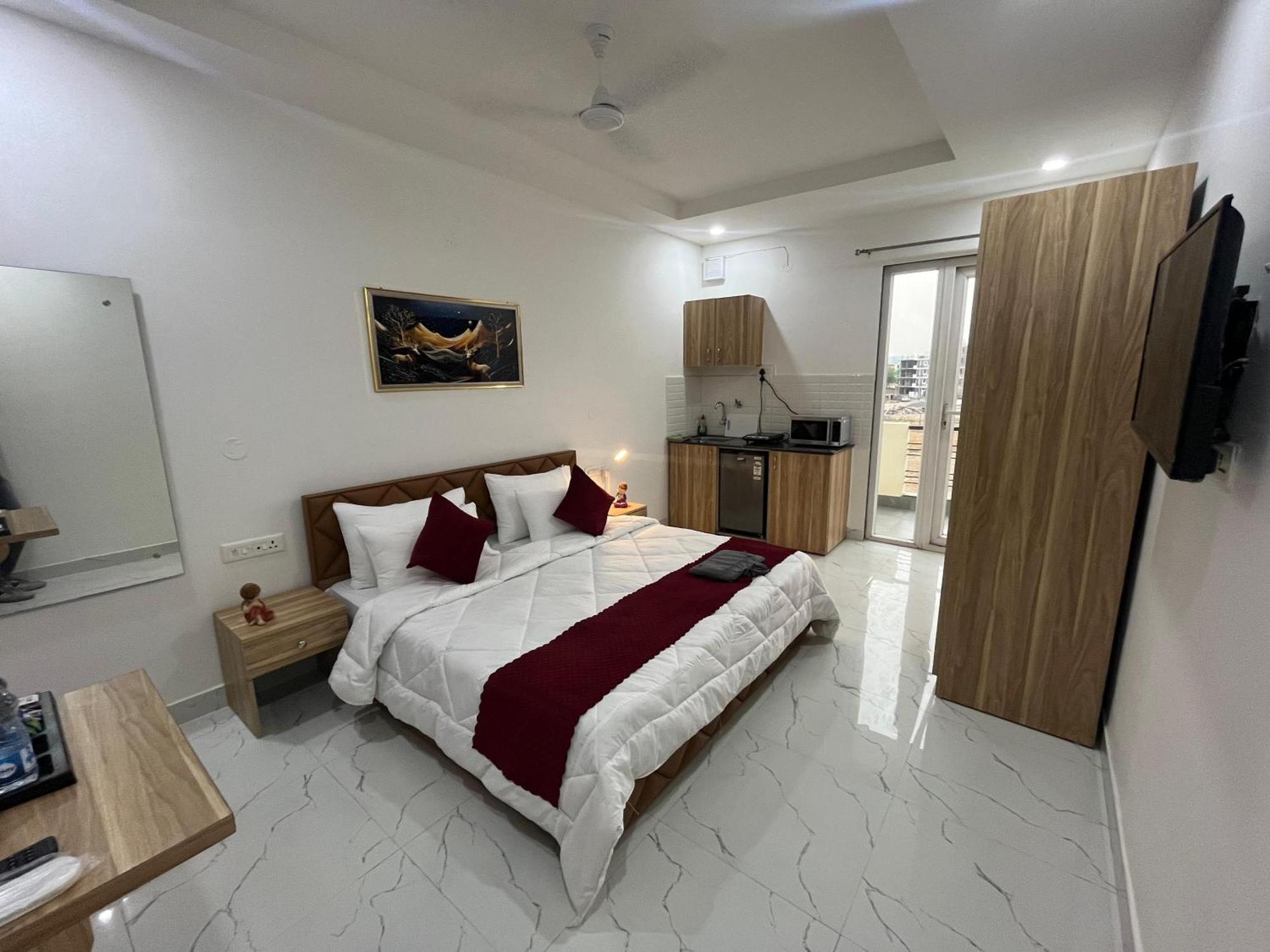 The Lodgers Studio Apartment Infront Of Artemis Hospital Gurugram غورغاون المظهر الخارجي الصورة