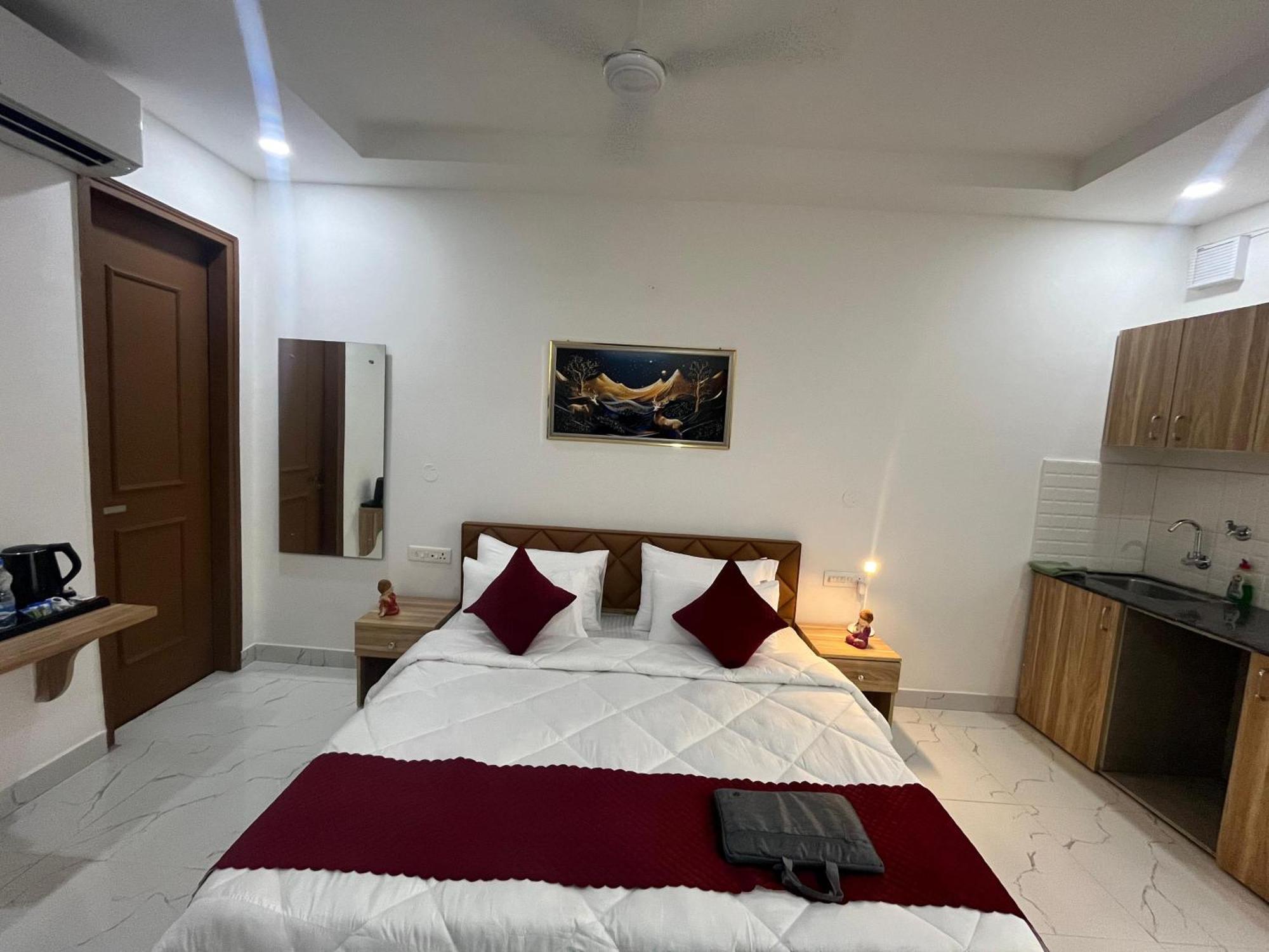 The Lodgers Studio Apartment Infront Of Artemis Hospital Gurugram غورغاون المظهر الخارجي الصورة
