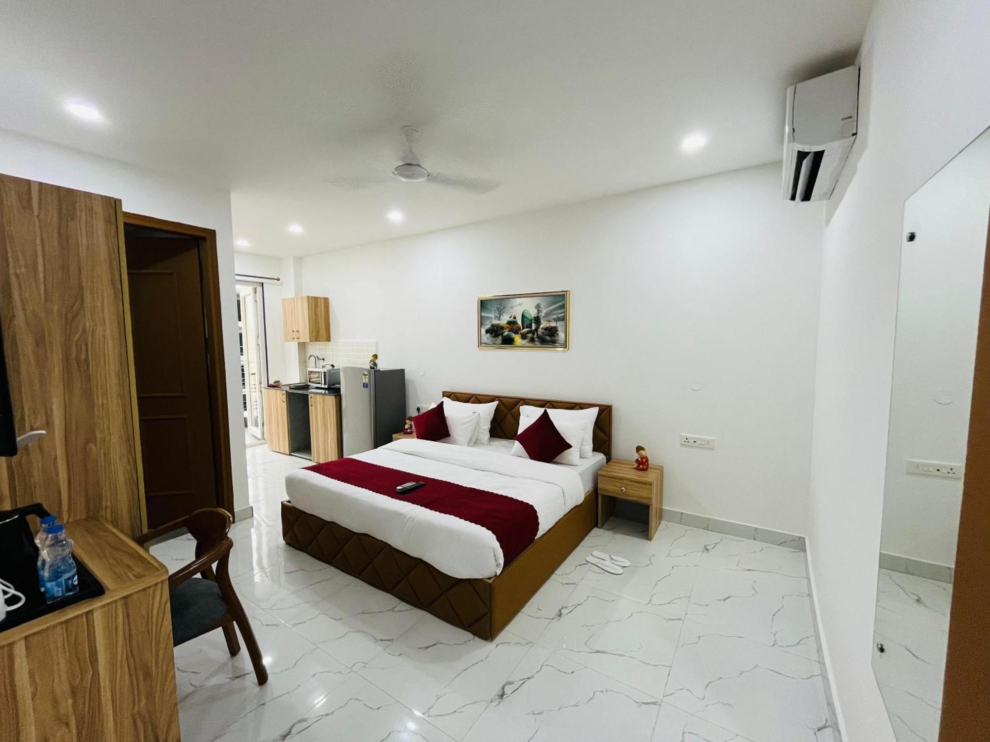 The Lodgers Studio Apartment Infront Of Artemis Hospital Gurugram غورغاون المظهر الخارجي الصورة