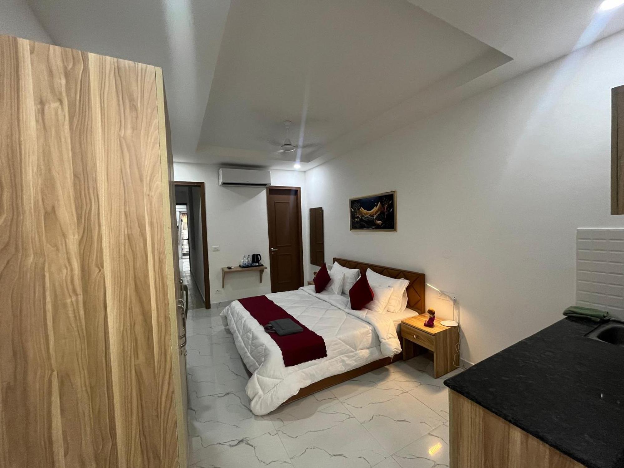 The Lodgers Studio Apartment Infront Of Artemis Hospital Gurugram غورغاون المظهر الخارجي الصورة