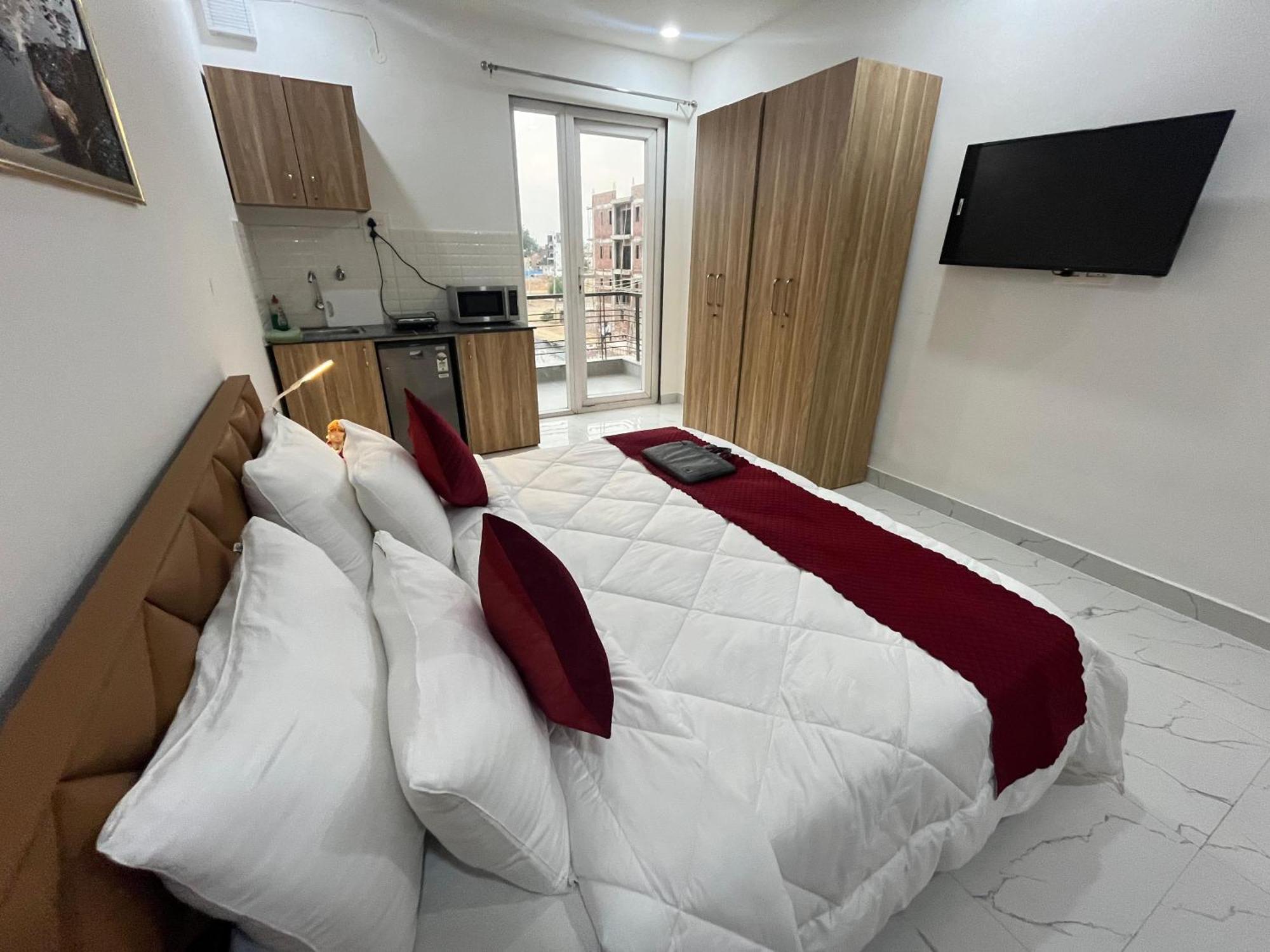 The Lodgers Studio Apartment Infront Of Artemis Hospital Gurugram غورغاون المظهر الخارجي الصورة
