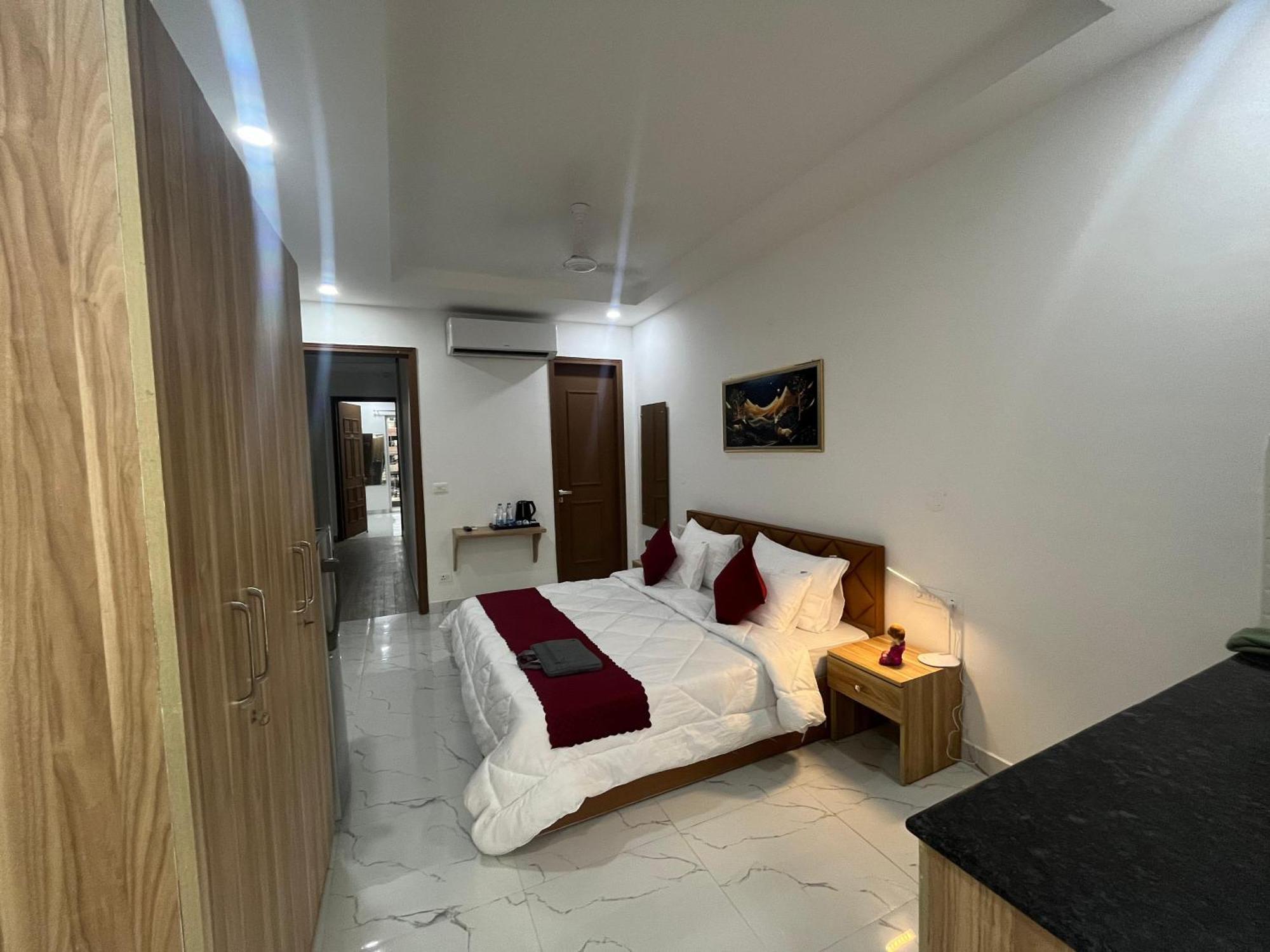 The Lodgers Studio Apartment Infront Of Artemis Hospital Gurugram غورغاون المظهر الخارجي الصورة
