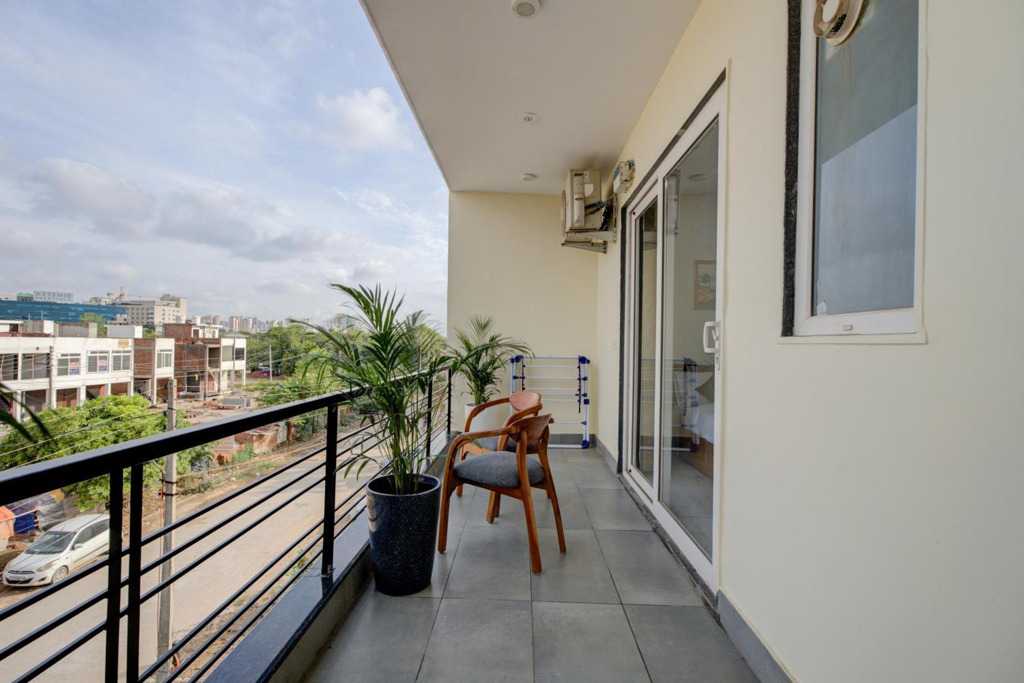 The Lodgers Studio Apartment Infront Of Artemis Hospital Gurugram غورغاون المظهر الخارجي الصورة
