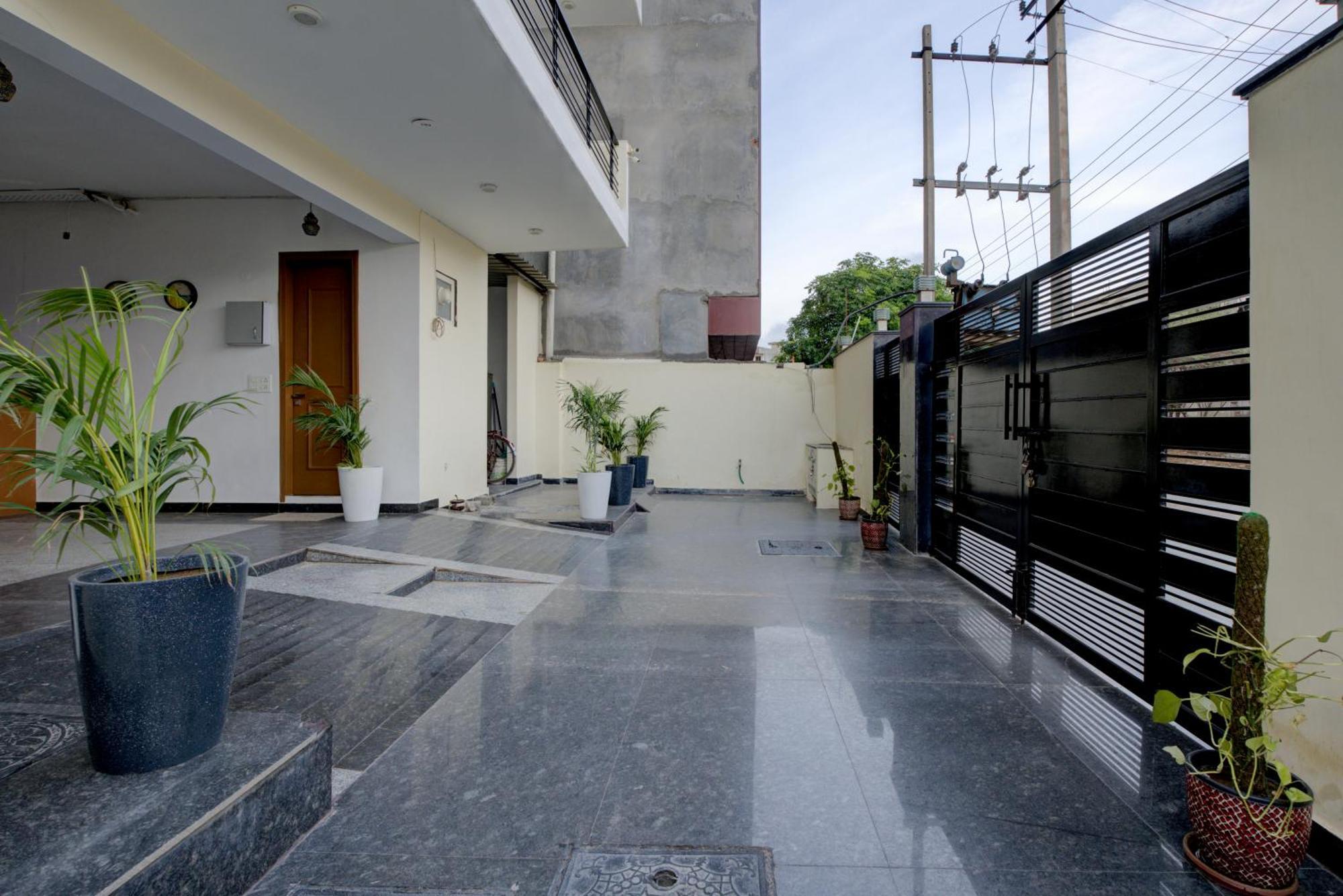 The Lodgers Studio Apartment Infront Of Artemis Hospital Gurugram غورغاون المظهر الخارجي الصورة
