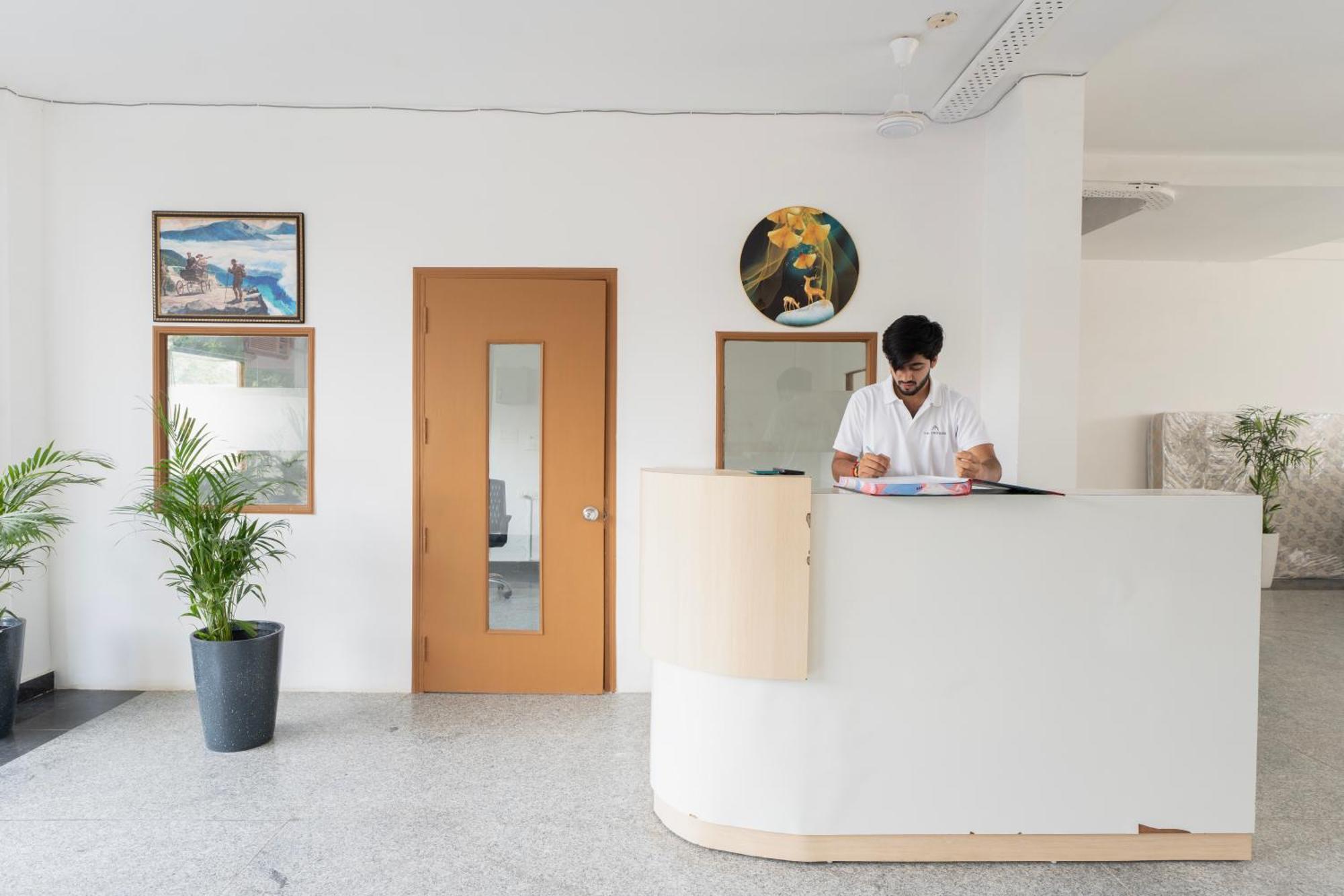 The Lodgers Studio Apartment Infront Of Artemis Hospital Gurugram غورغاون المظهر الخارجي الصورة