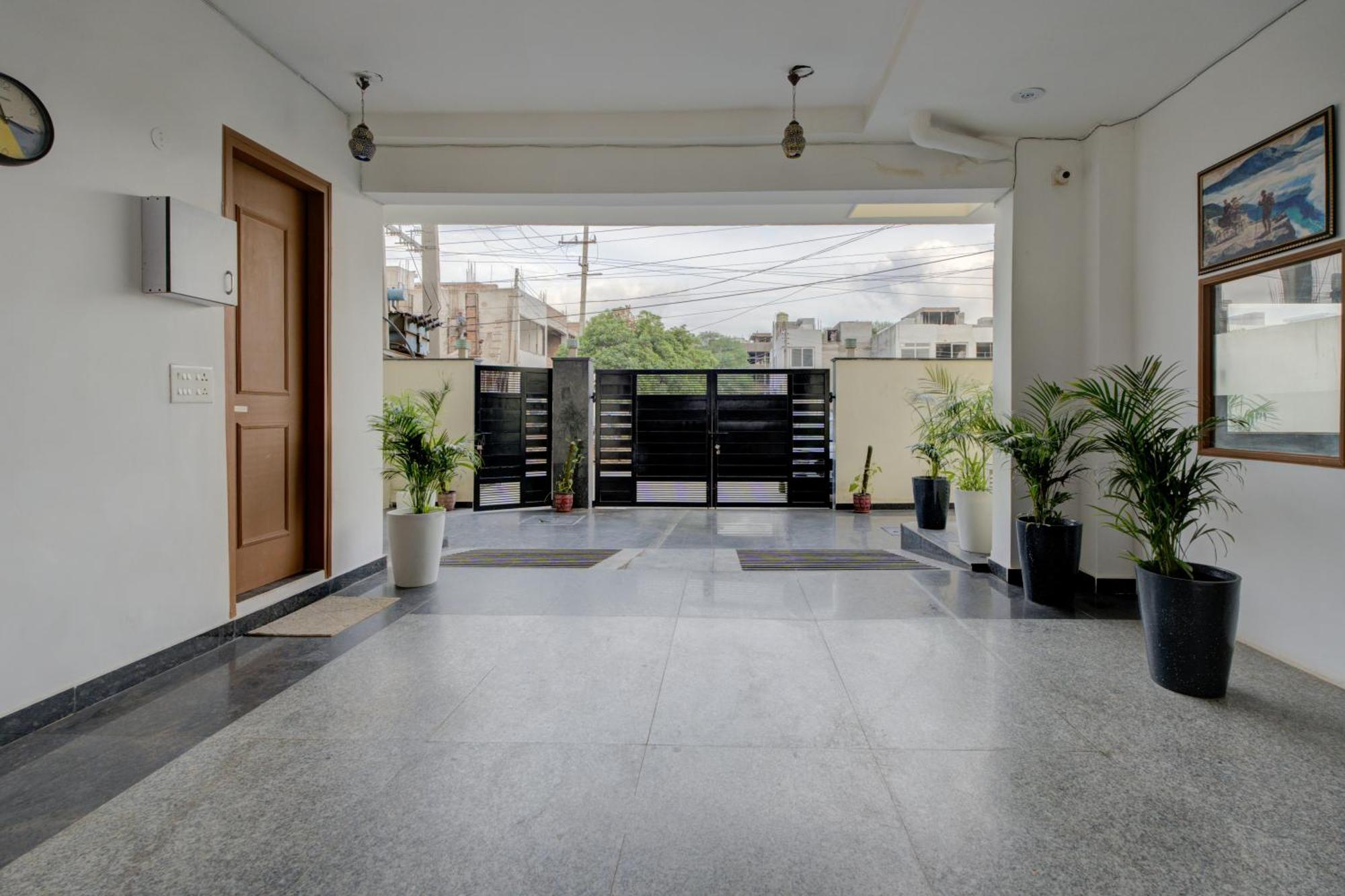 The Lodgers Studio Apartment Infront Of Artemis Hospital Gurugram غورغاون المظهر الخارجي الصورة